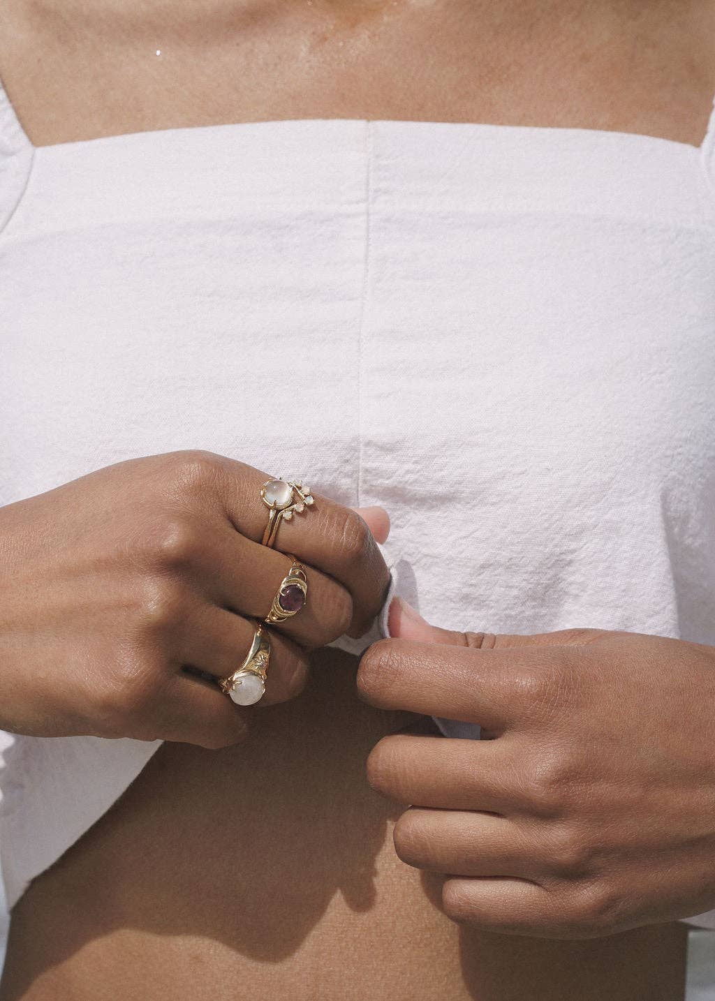 Luna Signet in Moonstone/Black Spinel/Gold