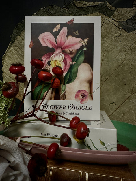 The Flower Oracle: 44 Card Deck and Guidebook