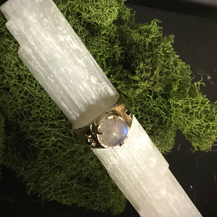 Luna Signet in Moonstone/Black Spinel/Gold