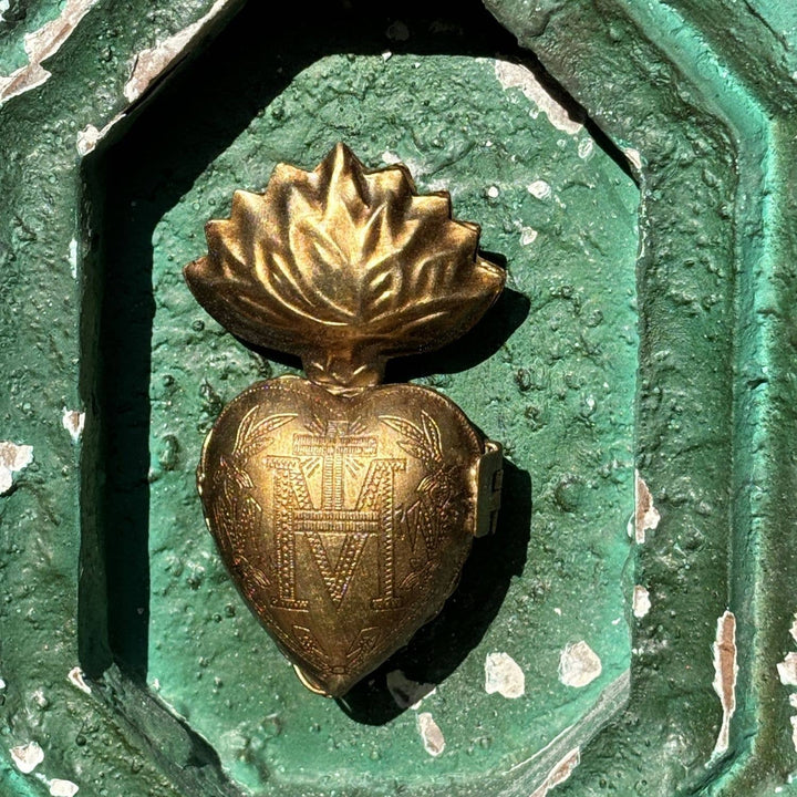 Milagro Decoration with Stand Distressed Green (Small)