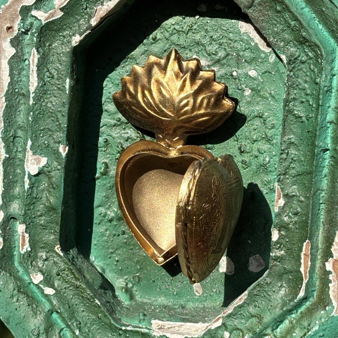 Milagro Decoration with Stand Distressed Green (Small)