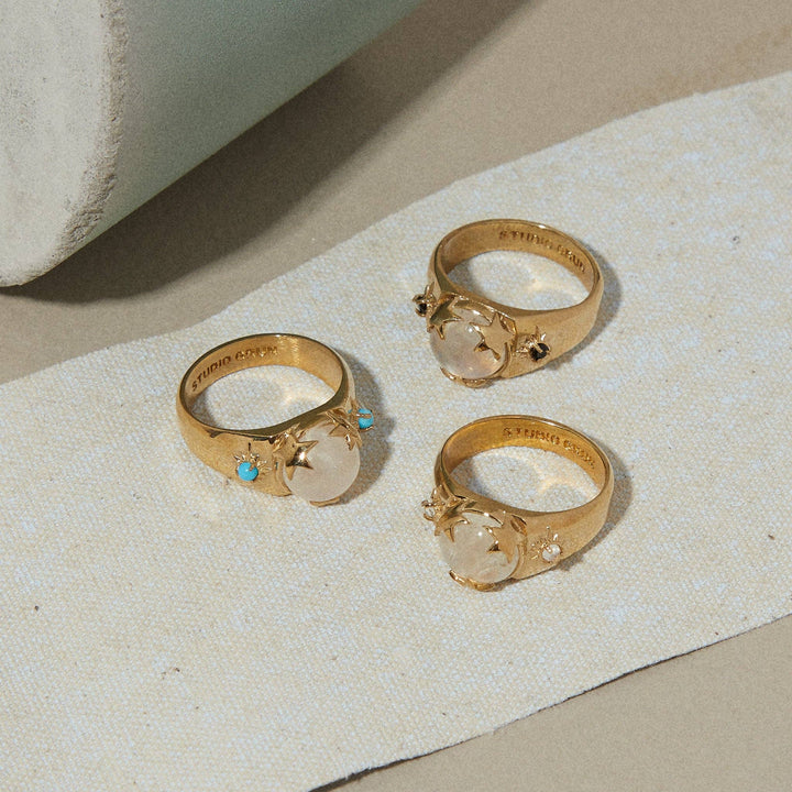 Luna Signet in Moonstone/Black Spinel/Gold